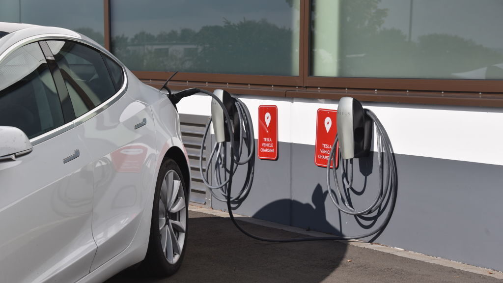 As Batteries Drop in Price, Electric Cars Get Cheaper Too twib.news