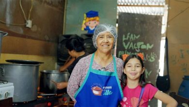 Peruvian women cook with Venezuelan women in community kitchens