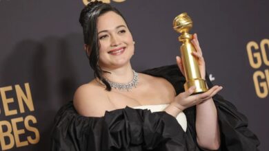 Lilly Gladstone with her Golden Globe statue