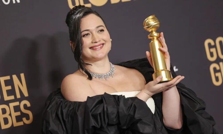 Lilly Gladstone with her Golden Globe statue