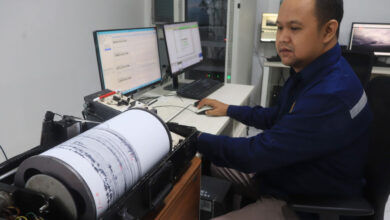 Officers observe volcanic activities of Mount Semeru