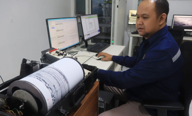 Officers observe volcanic activities of Mount Semeru