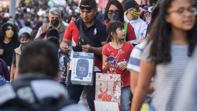 Crowded shopping street Mexico