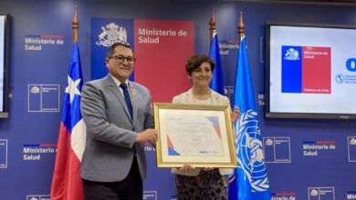 PAHO/WHO Representative in Chile, Giovanni Escalante, and Chile’s Minister of Health, Ximena Aguilera, during the ceremony recognizing the elimination of leprosy