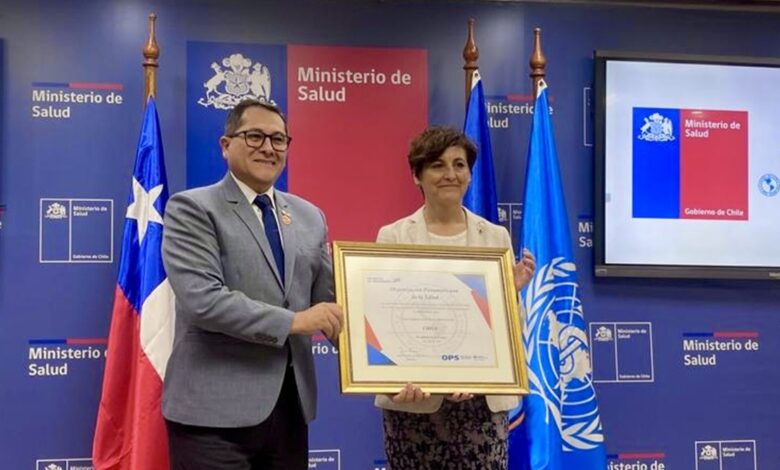 PAHO/WHO Representative in Chile, Giovanni Escalante, and Chile’s Minister of Health, Ximena Aguilera, during the ceremony recognizing the elimination of leprosy