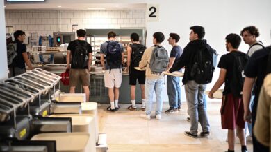 Students in mensa in France