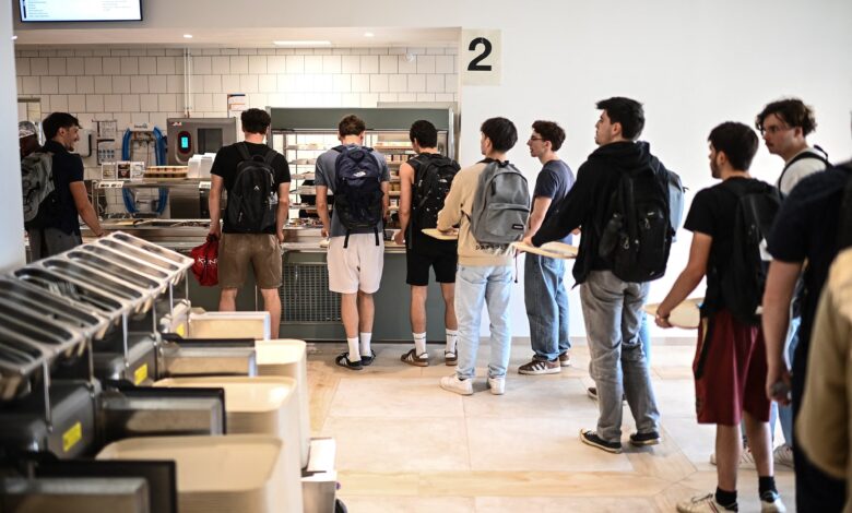 Students in mensa in France