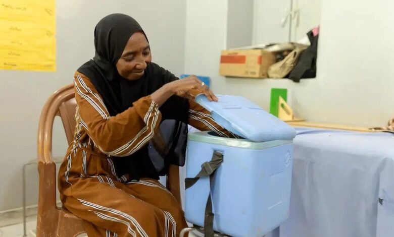 On 27 October, Massara, a vaccinator, prepares to administer a tetanus vaccine to pregnant women at Al Jubarab primary health care facility in Atbara, River Nile State. “I vaccinate more than 20 women a day,” she explains. “It was difficult in the beginning many refused. But after sustained awareness sessions and community outreach, women now come willingly.” At the remote facility UNICEF-supported facility thousands of families displaced by the conflict as well as those from the host community access critical health care services like vaccinations, medical consultations, nutrition care, antenatal and postnatal care and essential medicines. UNICEF under the THABAT - Enhancing Community Resilience project, funded by the World Bank is supporting the delivery of integrated lifesaving healthcare services like nutrition, immunization, antenatal, postnatal services, medical consultations and essential medicines closer to vulnerable displaced and host communities in Al Jubarab locality, River Nile state at health facilities and through mobile clinics.