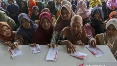 Citizens line up to receive cash assistance under the Targeted Program for the Accelerated Eradication of Extreme Poverty (P3KE)