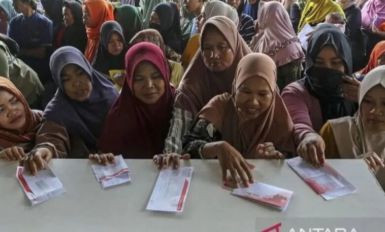 Citizens line up to receive cash assistance under the Targeted Program for the Accelerated Eradication of Extreme Poverty (P3KE)
